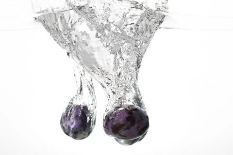 Plum falling in water Foto stock