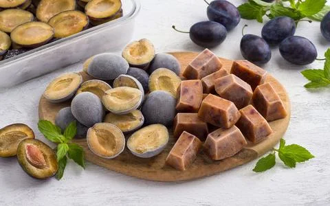 Plum freezing methods: plum puree and plum halves garnished with fresh plum.. Stock-Fotos