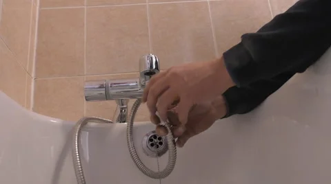Plumber connecting shower hose Vídeos de archivo 59996459
