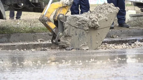 Plumber excavator and worker dig the road. Arm of excavator. Vidéo 171368145