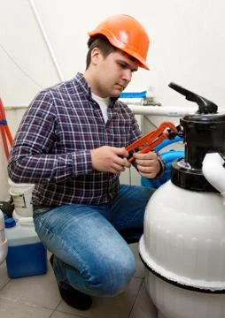 Plumber installing manometer on high pressure barrel Foto stock