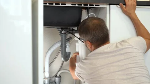 Plumber installs water filter. Replacement water purifier cartridges in kitchen Vidéo 301000642