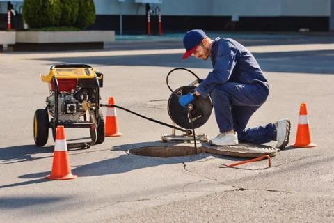 Plumber prepares to fix the problem in the sewer. Repair work on troubleshoot Foto stock