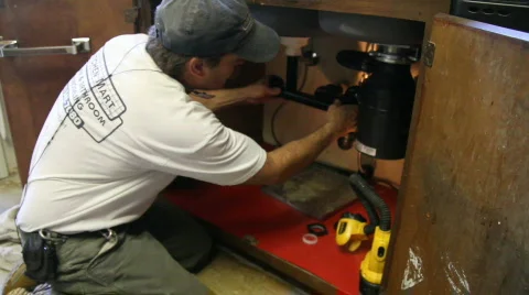 Plumber, sawing pipes Video stock 824624