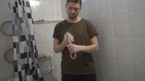 Plumber with shower hose Vidéo 108307920