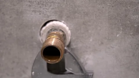 Plumber tightening water pipe with adjustable wrench 库存影片 304118675