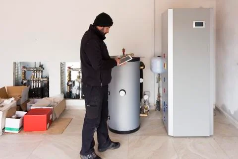 Plumber at work making the consumption metering Foto stock