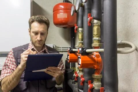 Plumber at work making the consumption metering Foto stock