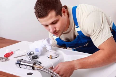 Plumbers install faucet Foto stock