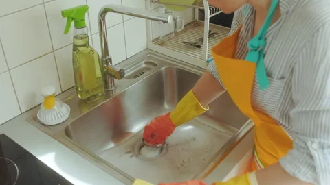 Plumbing Issue: Cleaning a Soapy Kitchen Drain Vídeo Stock 310148791