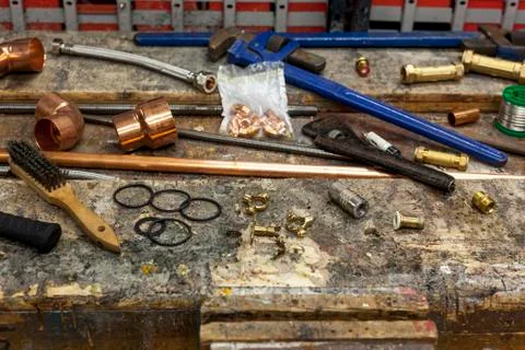 Plumbing tools and copper pipe on a workshop bench Foto stock