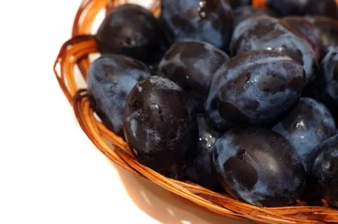 Plums in a basket close-up Foto stock
