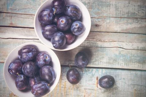 Plums in dish Foto stock