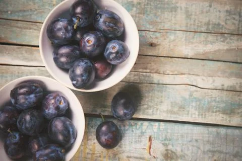 Plums in dish Foto stock