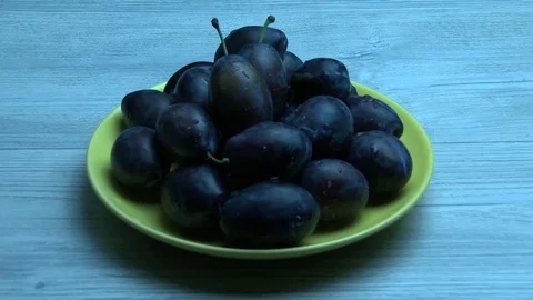 Plums fall on the plate 動画素材 79825676