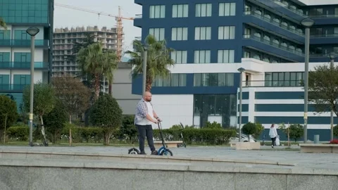 Plus size man riding e-scooter in the city. Male driving electric scooter Video stock 255833791