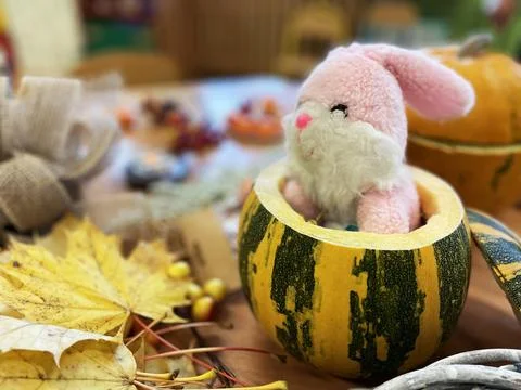 Plush rabbit on a table in an autumn theme Foto stock