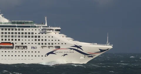 P&amp;O Cruise ship Pacific Explorer departing Port Philip Bay Stock Footage 99074697
