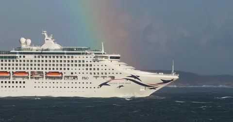 P&amp;O Cruise ship Pacific Explorer departing Port Philip Bay Stock Footage 99079232