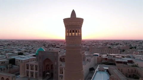 Po-i-Kalyan mosque complex in Bukhara and Kalyan Minaret at sunset, drone aerial Vídeos de archivo 136477007