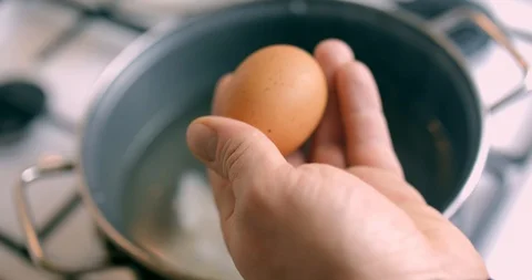 Poached egg cooking Stock Footage 87251947