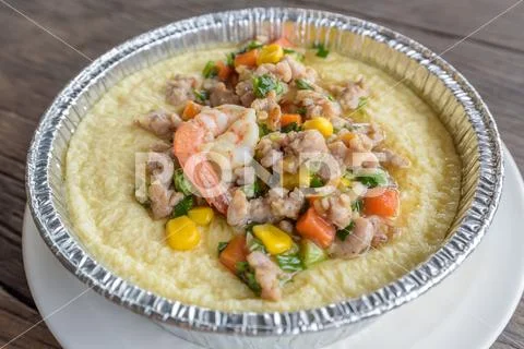Poached egg garnished with shrimp and pork Recipe Stock Photos