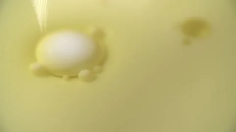 Poached egg in a hot water 库存影片 64544081