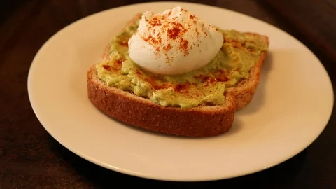 Poached Egg with Knife Cutting into Egg on Avacado Toast 動画素材 126979614