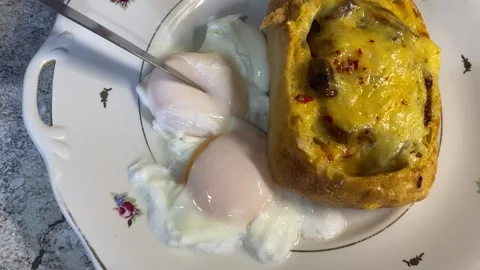 Poached egg leaking out Video stock 196561901