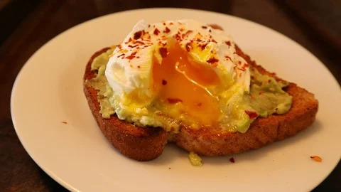 Poached Egg Plate Turning Motion on Avacado Toast 動画素材 126979675