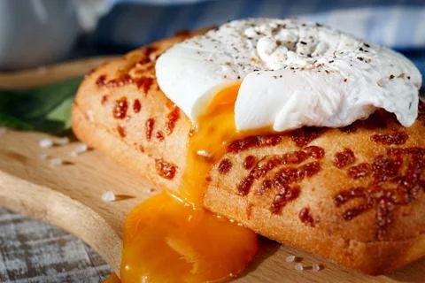 Poached egg on a slice of bread Foto stock