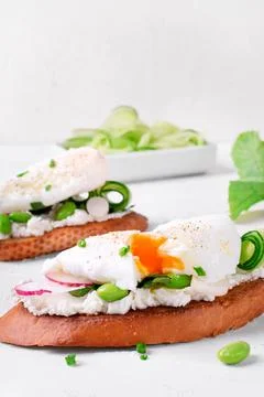 Poached egg on toasted bread. Breakfast sandwich Stock-Fotos