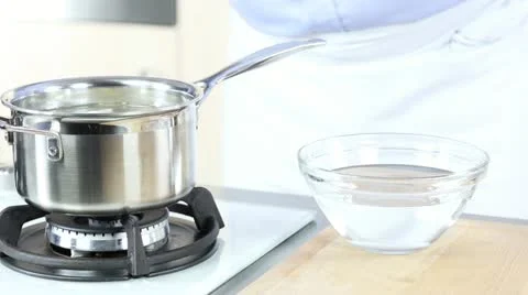 Poached eggs being quenched Video stock 24671558