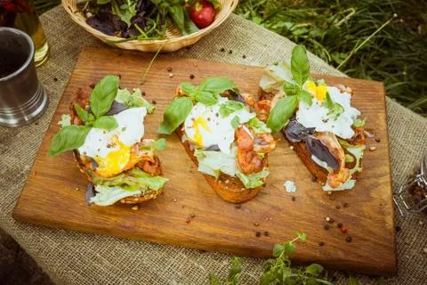 Poached eggs, lettuce and bacon on toasted bread. Foto stock