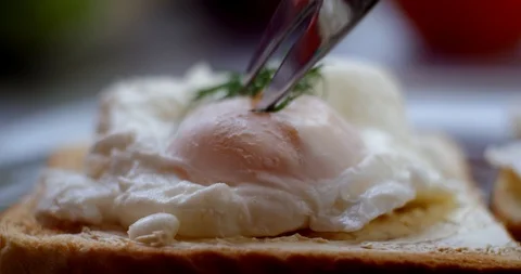 Poached eggs on toast closeup Vídeo Stock 87252331