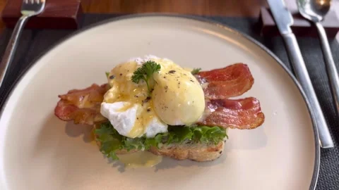 Poached eggs2 Stock Footage 323242672