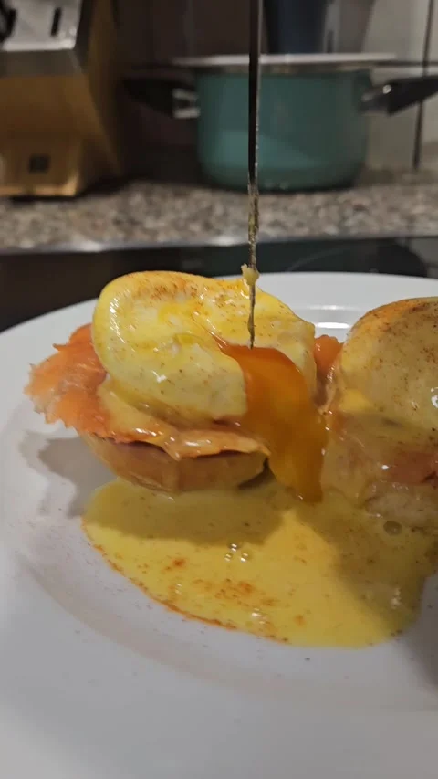 Poched egg cut off Stockbeeldmateriaal 319438665