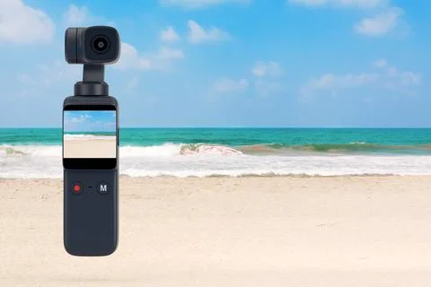 Pocket Handheld Gimbal Action Camera on an Ocean or Sea Summer Beach. 3d Re.. Illustrazione stock