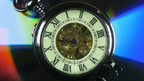 The pocket watch is spinning. Close-up 스톡 동영상 121896570