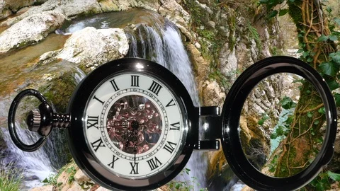 Pocket watch on water background Vidéo 92995503