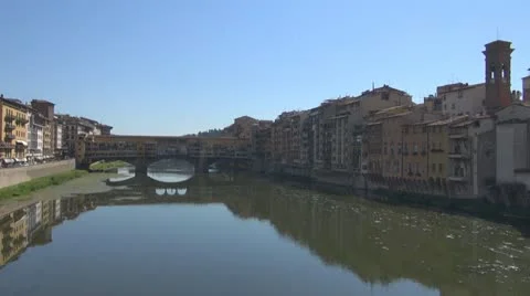 Pod peste râul arno.Building reflecting on water.Florence.Italy Stock-Footage 12534588