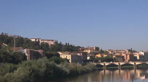 Pod peste râul arno.Building reflecting on  water.Florence.Italy Stock-Footage 20235084
