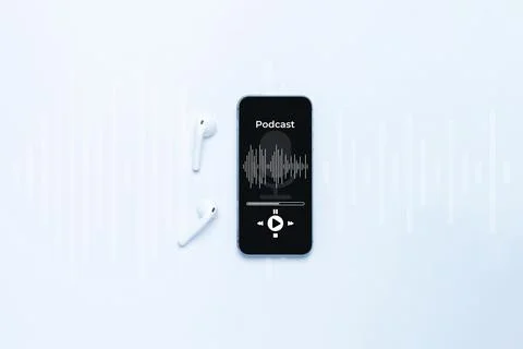 Podcast icon. Audio equipment with microphone, sound headphones, podcast appl Stockfoto's