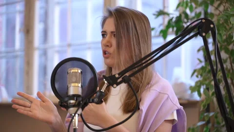 Podcast programme recording narrator talks into microphone Spbas Vidéo 157818992