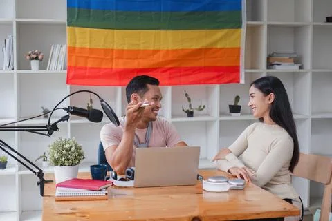 Podcaster Ideas Podcaster is interviewing guests about gender equality and LGBT Foto stock