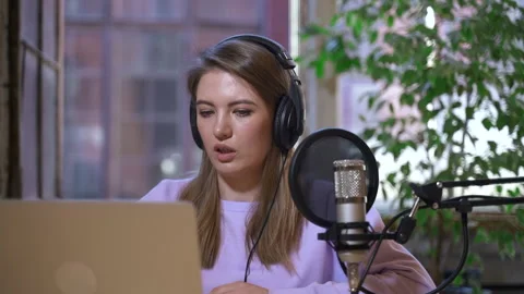 Podcasting of topical programme blonde lady conducts show Spbas Vidéo 157819160