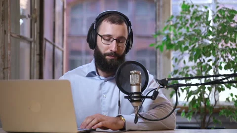 Podcasting of topical programme man presenter with laptop Spbas Vidéo 157137950