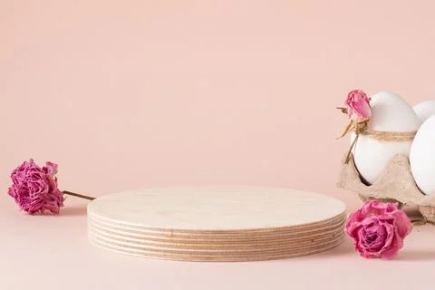 Podium with Easter eggs. Layout for the presentation. Happy Easter Foto stock