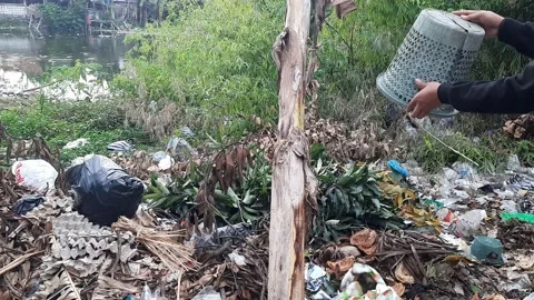 Poeple Throw Out Garbage Beside The Lake. Vídeo Stock 167472775