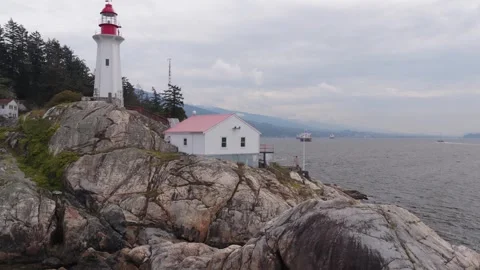 Point Atkinson light house and rocks 库存影片 333645702